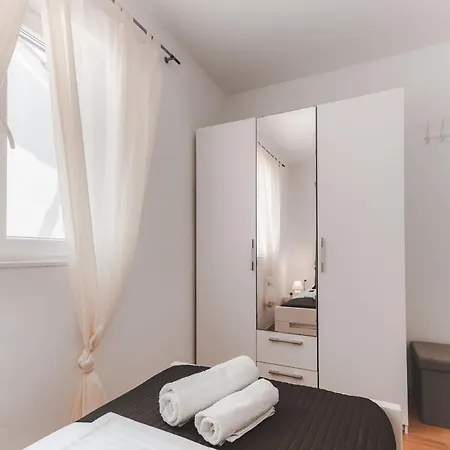 By The Sea - 18433 Molat