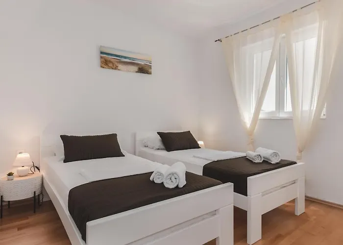 Apartman By The Sea - 18433 Molat